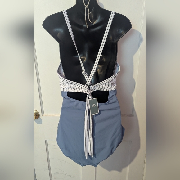 eomenieStriped Cutout Swimsuit - Picture 2 of 3